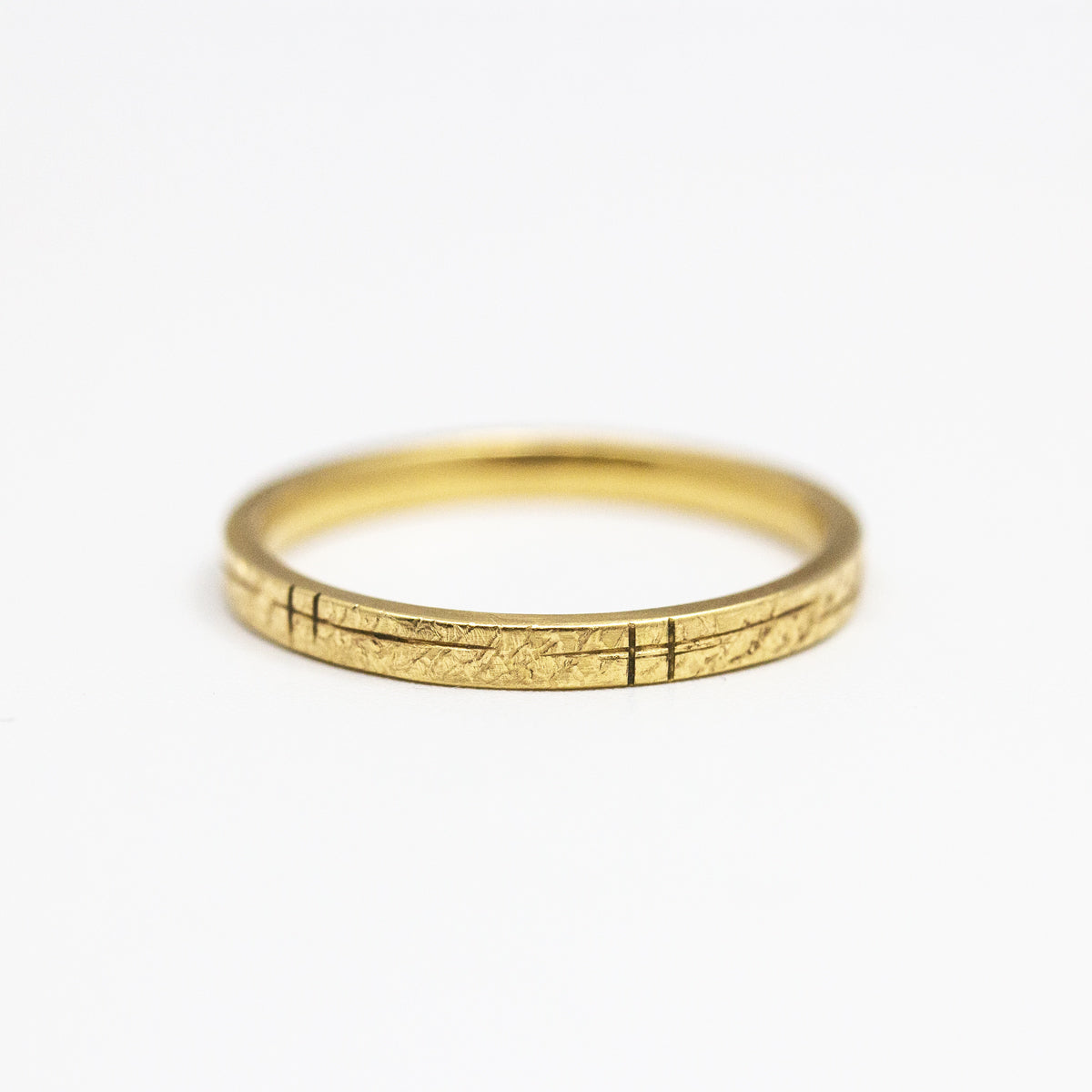 Alliance fine femme originale texture Hélia rainurée réalisée artisanalement en or recyclé 750/1000 + prime Fairmined. Joaillerie éthique Paris
