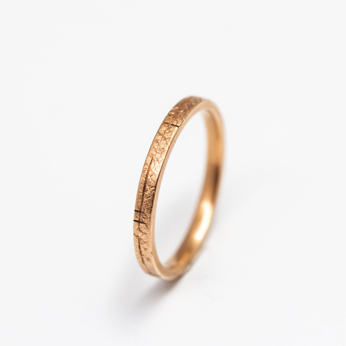 Alliance ruban 2mm femme originale texture Hélia rainurée réalisée artisanalement en or recyclé 750/1000 + prime Fairmined. Joaillerie éthique Paris