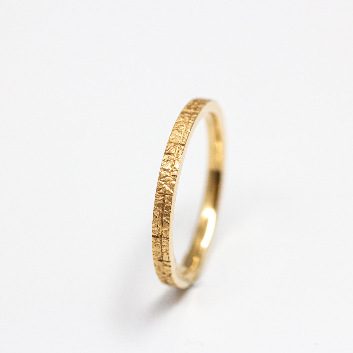 Anneau de mariage pour femme en or rose-champagne recyclé 18 carats, texture Hélia inspirée de l'écorce des peupliers réalisée à la main