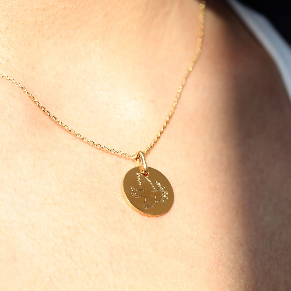 Médaille éthique gravée d'une colombe en or 18 carats Fairmined.