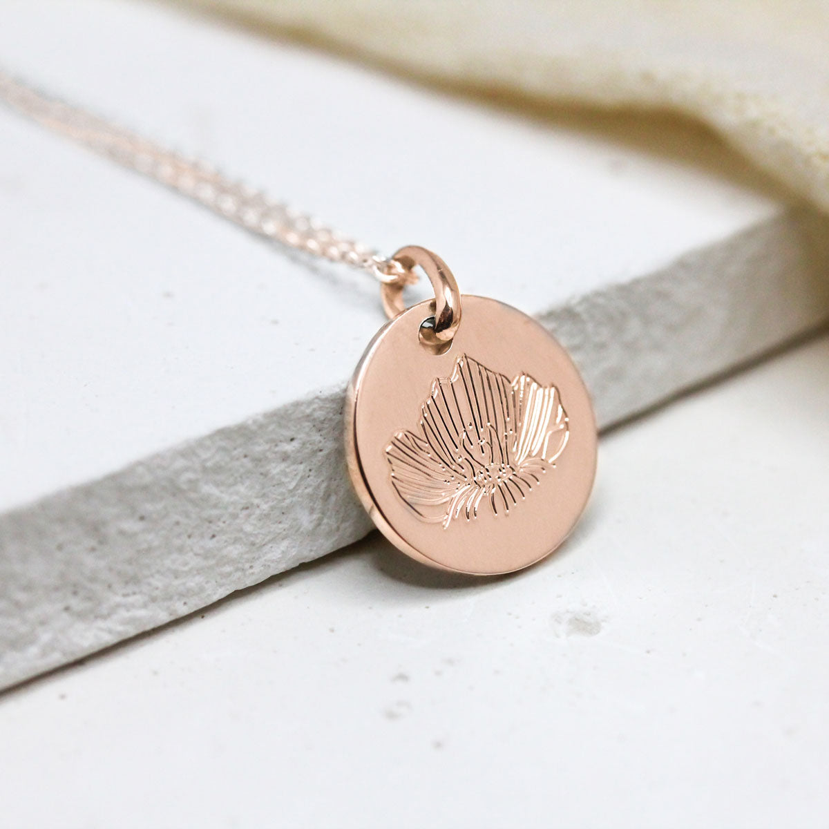 Médaille coquelicot en or rouge réalisée à Paris. Joaillerie artisanale Paris et Lyon.