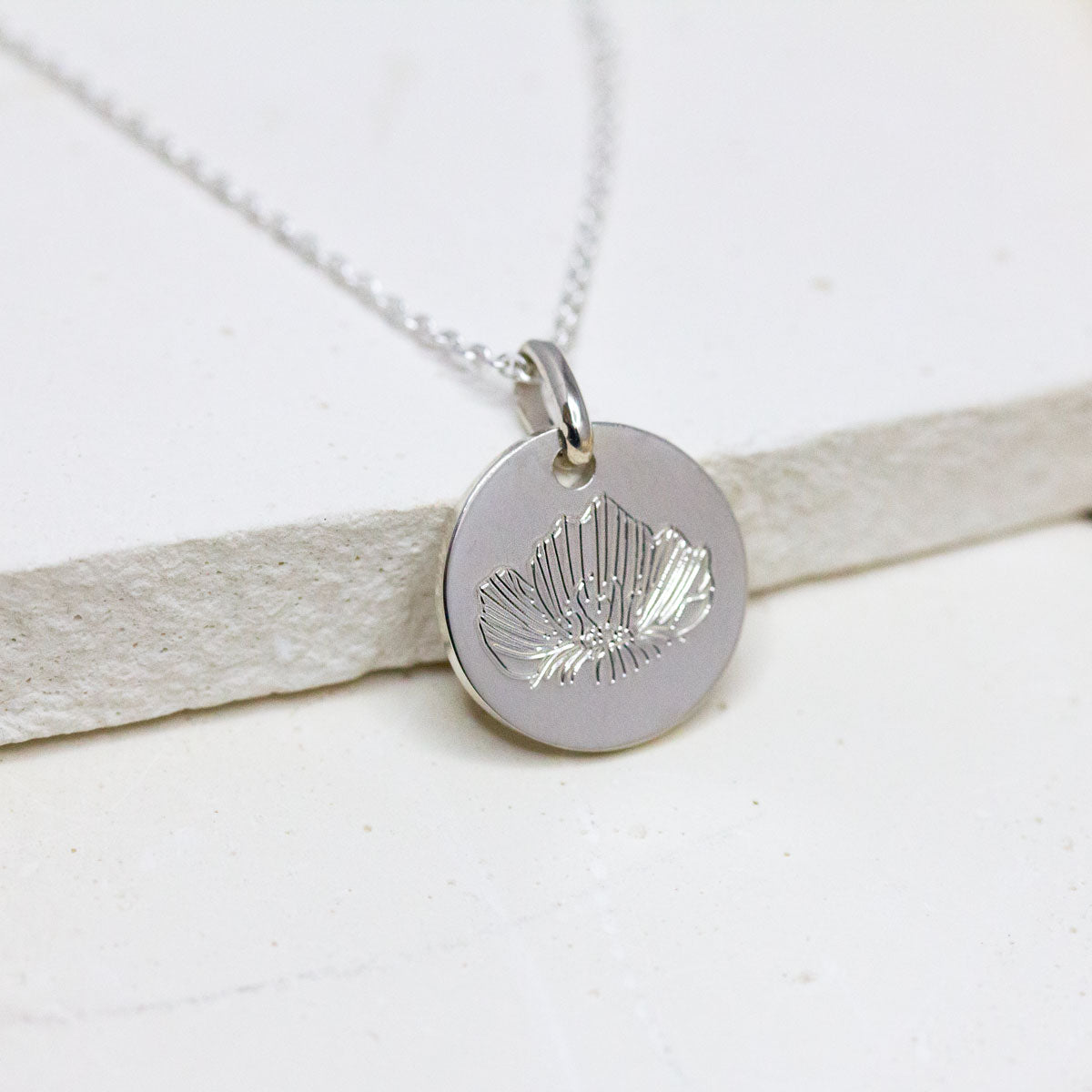 Médaille en or blanc éthique à Paris et Lyon.