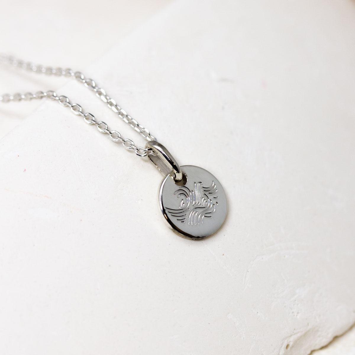 Médaille en or gris palladié réalisé dans un atelier de joaillerie parisien.