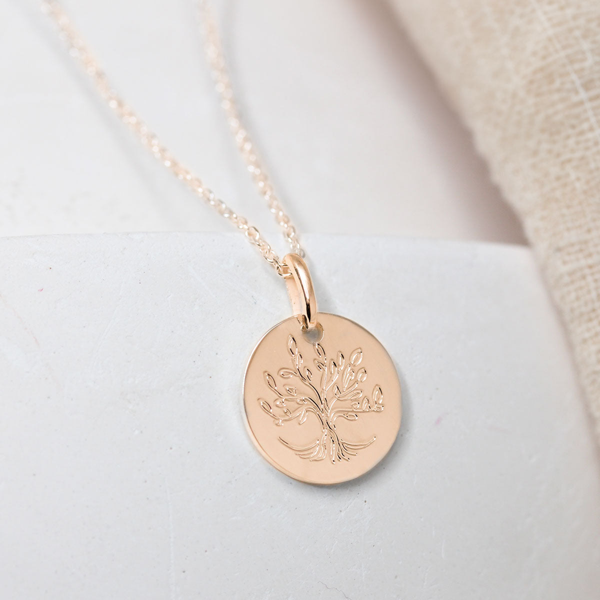 Médaille en or rouge éthique, joaillerie artisanale Paris et Lyon.