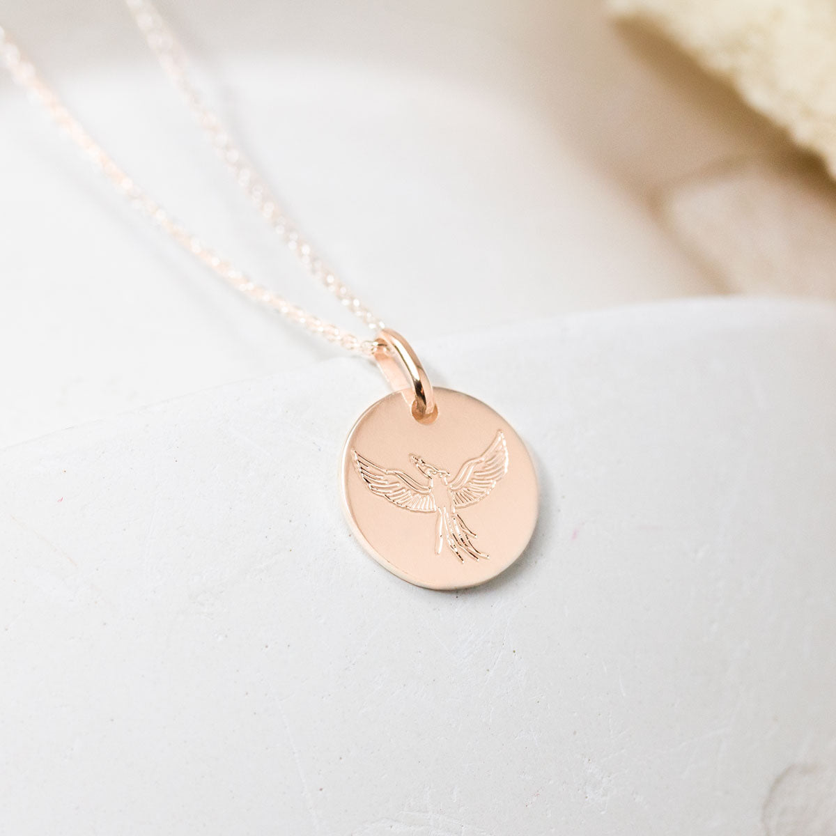 Médaille en or rouge réalisée en or rouge réalisée dans un atelier parisien.