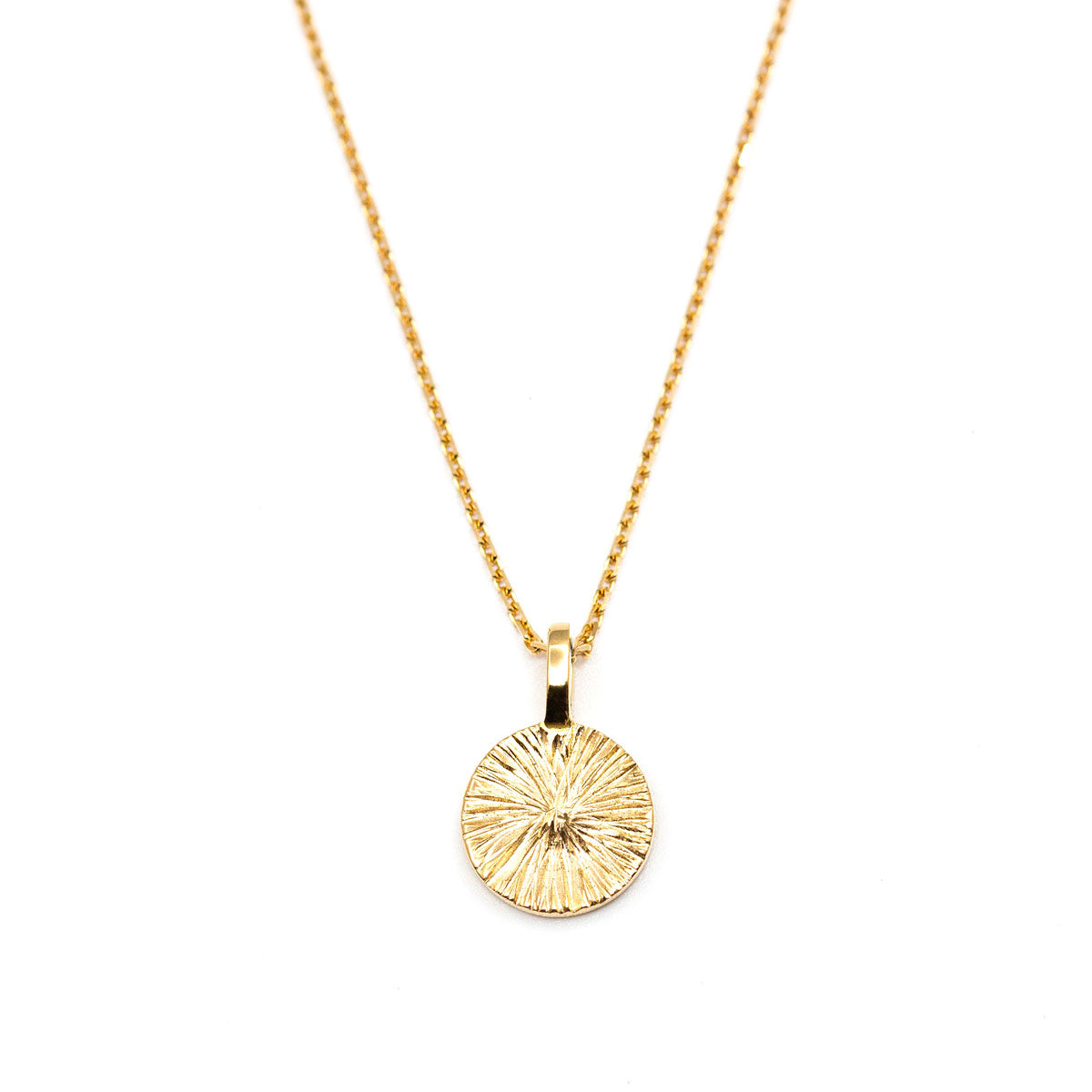 Médaille Arsène ronde 10 mm en or recyclé 18 carats + prime Fairmined réalisée à la main à Paris par nos joailliers, motifs de soleil strié