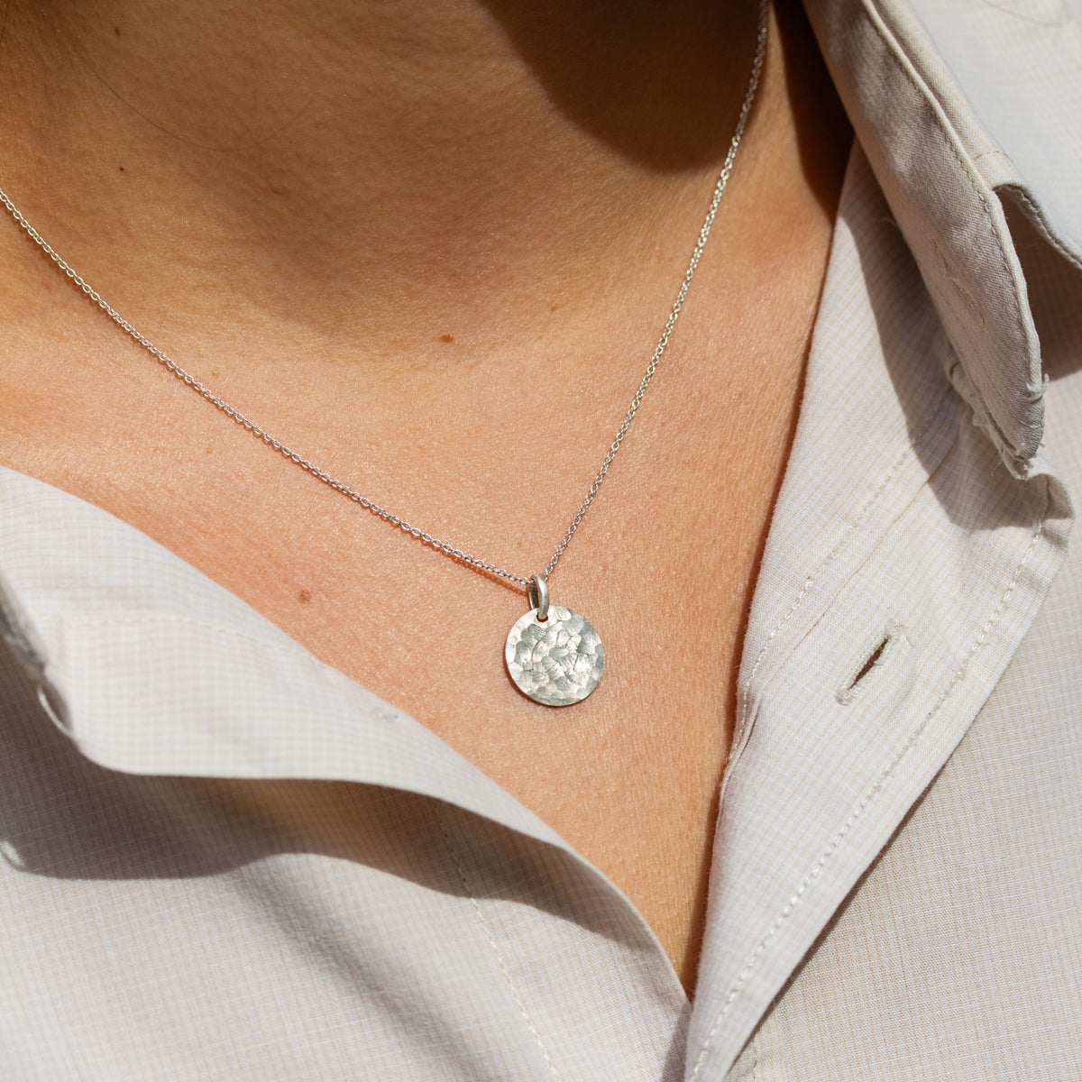 Médaille artisanale originale à offrir, texture brossée Staël fabriquée à la main à Paris dans notre atelier