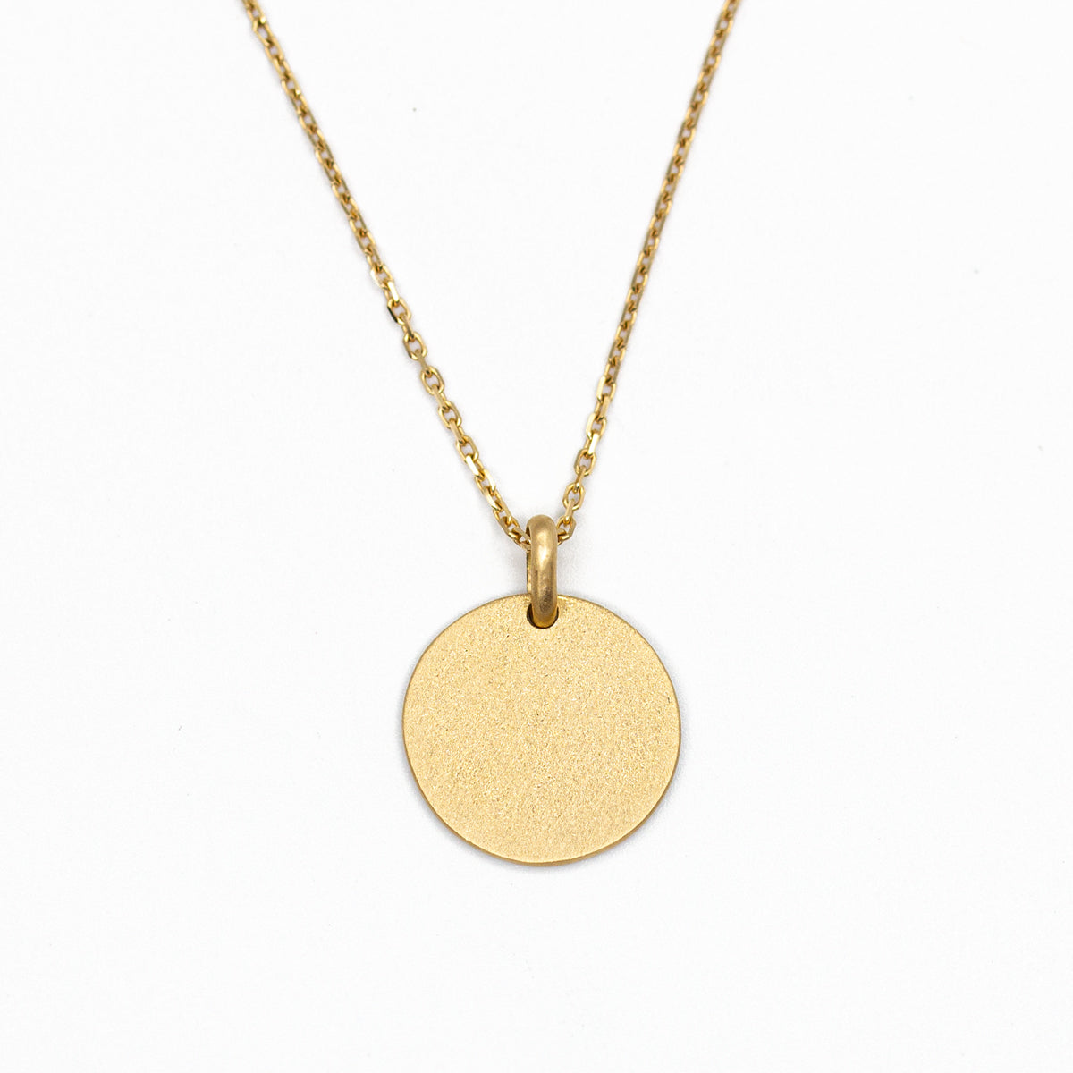 Médaille or jaune 18 carats recyclé texture sablée Gina pour femme, joaillerie éthique et fabrication artisanale à Paris
