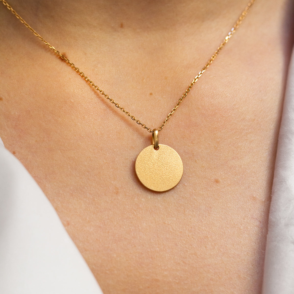 Médaille or jaune 18 carats recyclé texture sablée Gina pour femme, joaillerie éthique et fabrication artisanale à Paris. Cadeau baptème, naissance, anniversaire à personnaliser