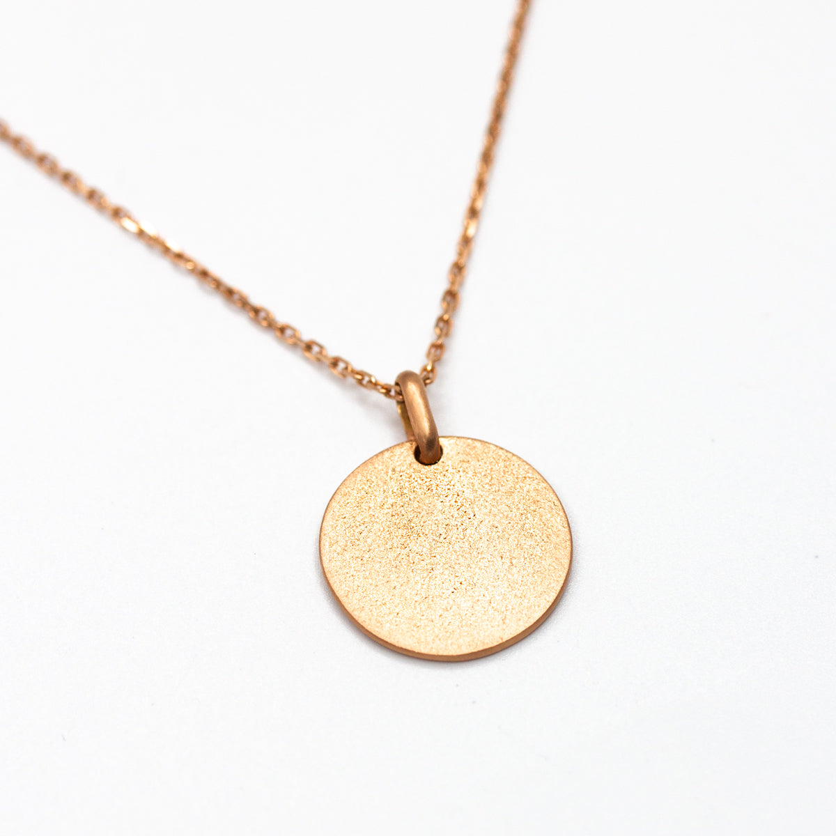 Médaille à personnaliser or rouge 18 carats recyclé texture sablée Gina pour femme, joaillerie éthique et fabrication artisanale à Paris