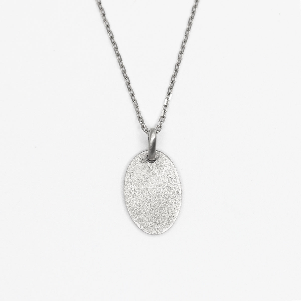 Médaille ovale en or blanc 18 carats recyclé texture sablée Gina pour femme, joaillerie éthique et fabrication artisanale à Paris