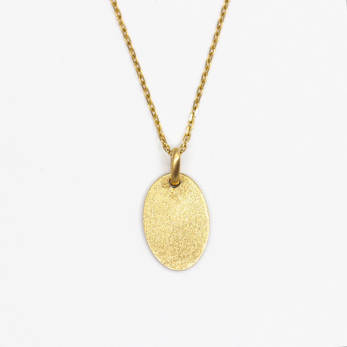 Médaille ovale en or jaune 18 carats recyclé texture sablée Gina pour femme, joaillerie éthique et fabrication artisanale à Paris