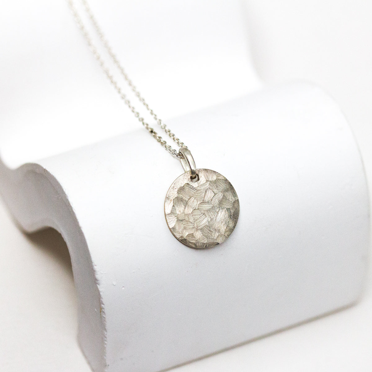 Collier avec un pendentif original en or Fairmined 18 carats gris palladié.