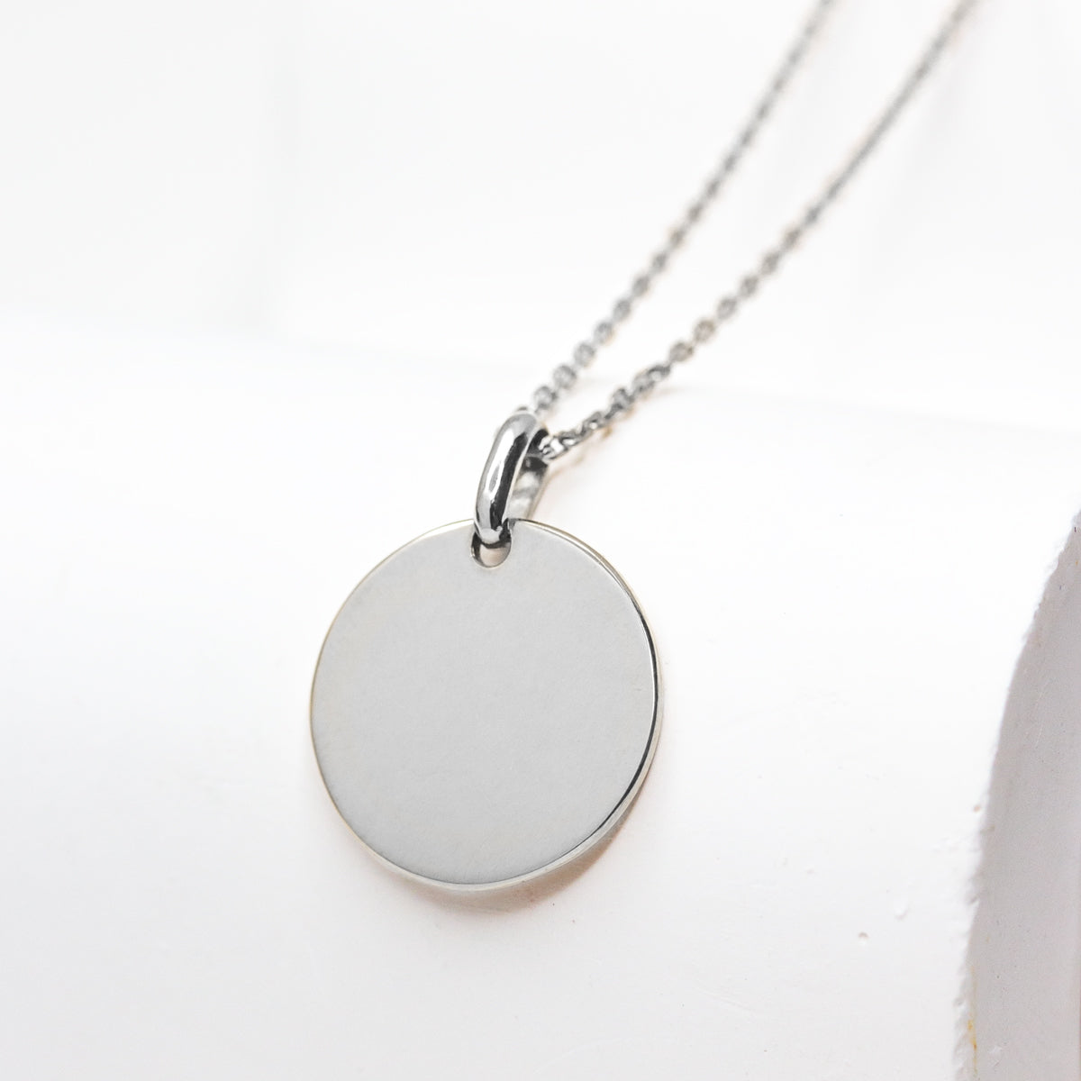 Médaille ronde à personnaliser en or blanc éthique 18 carats Fairmined