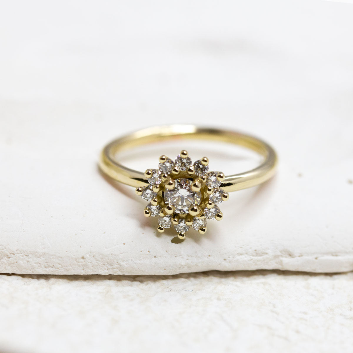 Bague de fiançailles Méora en forme de fleur en diamants en or jaune 18 carats Fairmined. Réalisée à la main dans un atelier de joaillerie parisien