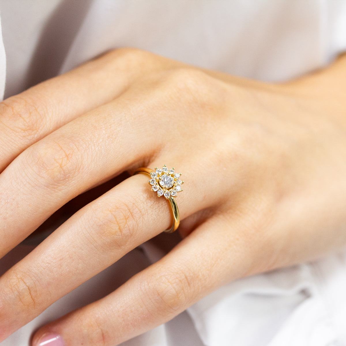 Bague de fiançailles et de promesse pour femme en forme de fleur, réalisée en or éthique 18 carats et diamants de synthèse à Paris