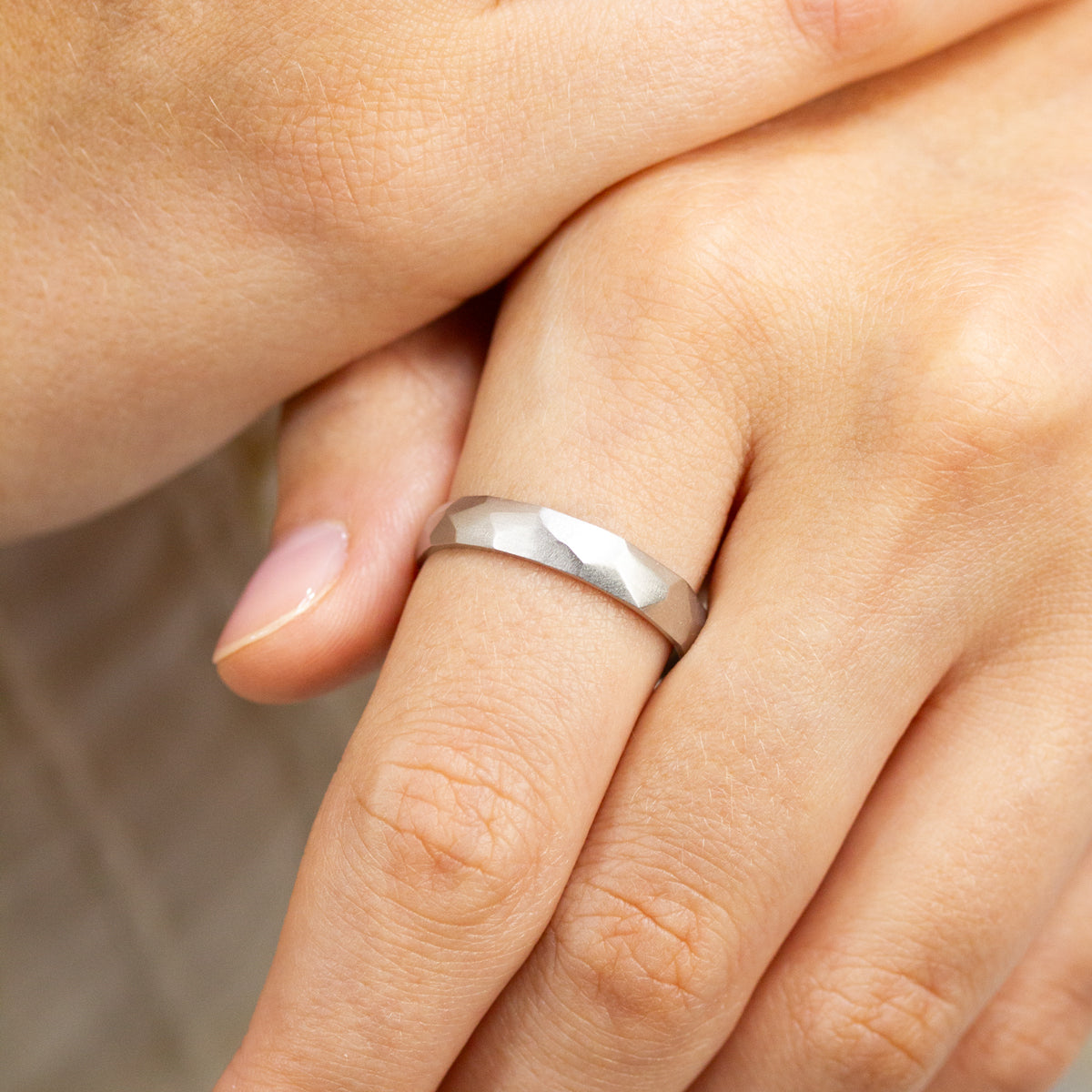 Alliance Nisma - ruban 4 mm réalisée en or rouge 18 carats Fairmined à Paris