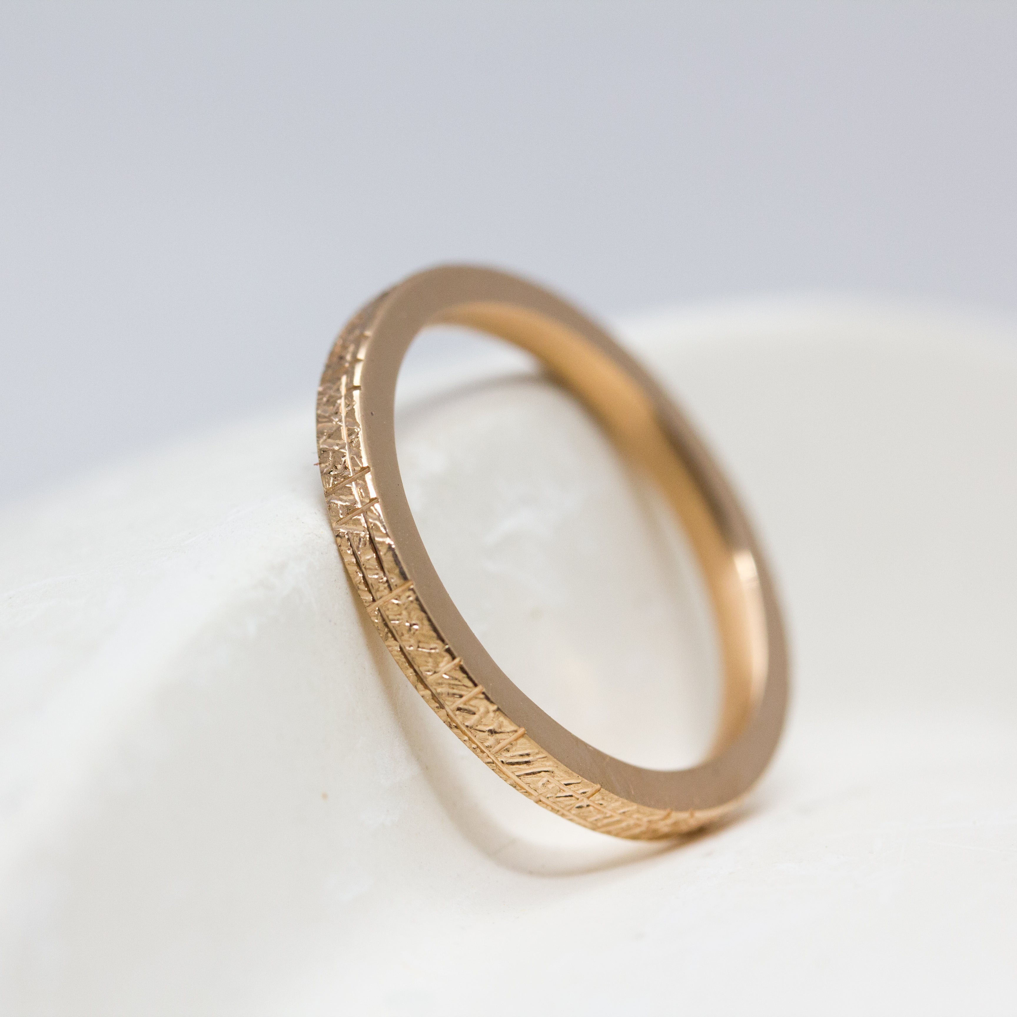 Alliance Hélia - ruban luxe 1,8 mm réalisée en or rouge 18 carats Fairmined à Paris