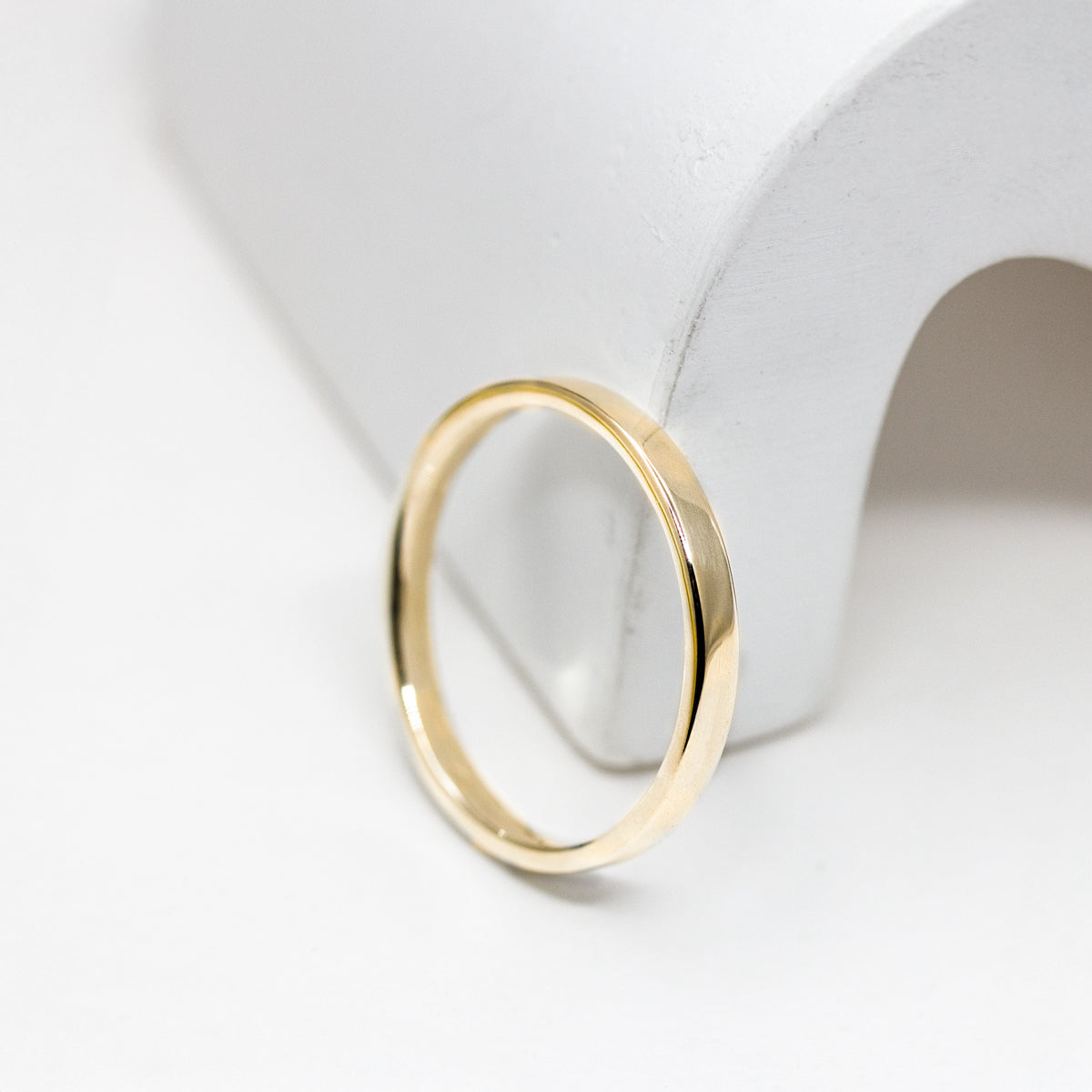 Alliance en or rose-champagne avec une finition brillante en ruban plat.