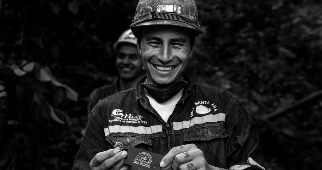 Le label Fairmined garantit des conditions d'extraction de l'or respectueuse de l'environnement et des conditions de travail des humains. Il a été créé par une ONG colombienne nommée Alliance for Responsible Mining.