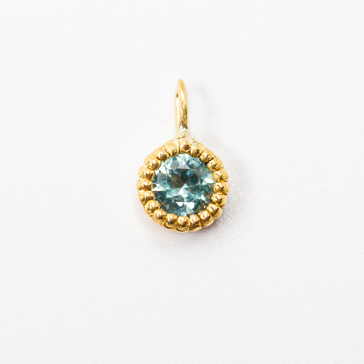Pendentif Madeleine en or jaune Fairmined 18 carats serti d'un saphir vert bleu light teal | Joaillerie éthique française
