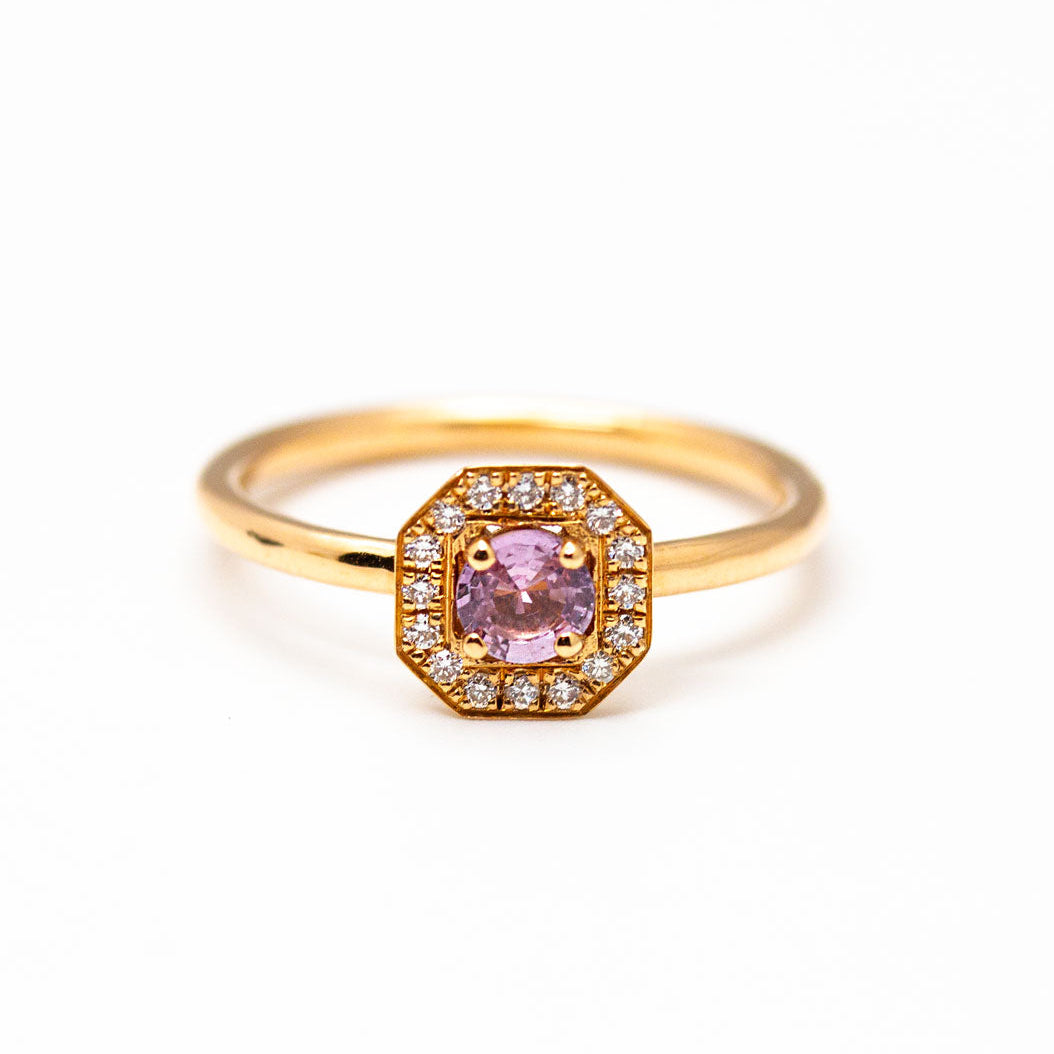 Bague personnalisée du modèle Léone. Réalisée en or éthique dans notre atelier Parisien.
Boutique Paris et Lyon