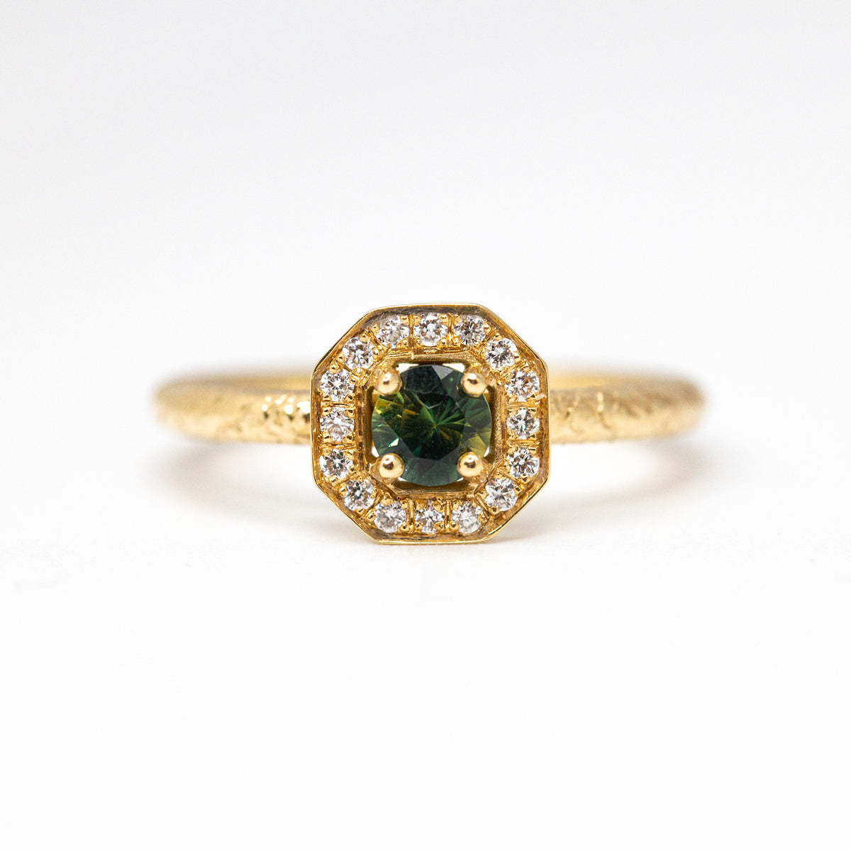 Bague Leone personnalisée en or recyclé Fairmined avec saphir et diamant entourage, joaillerie atelier Paris Lyon.