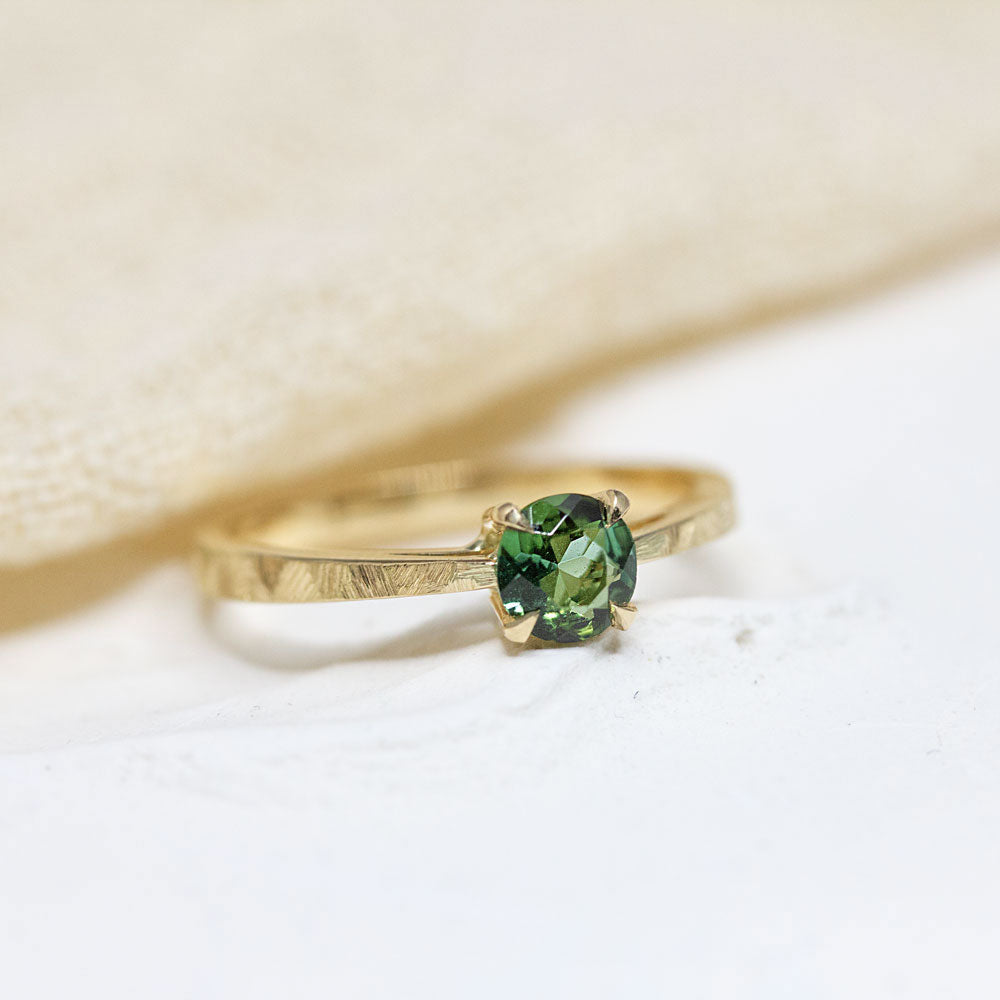 Bague Lucia personnalisable avec pierre texturée, bague de fiançailles et mariage, création joaillière Paris Lyon