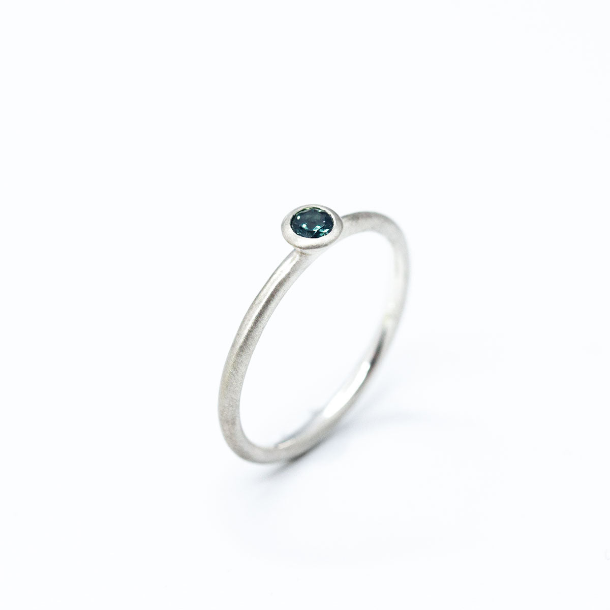 Bague Pierrette saphir bleu.
Réalisée en argent dans notre atelier Parisien