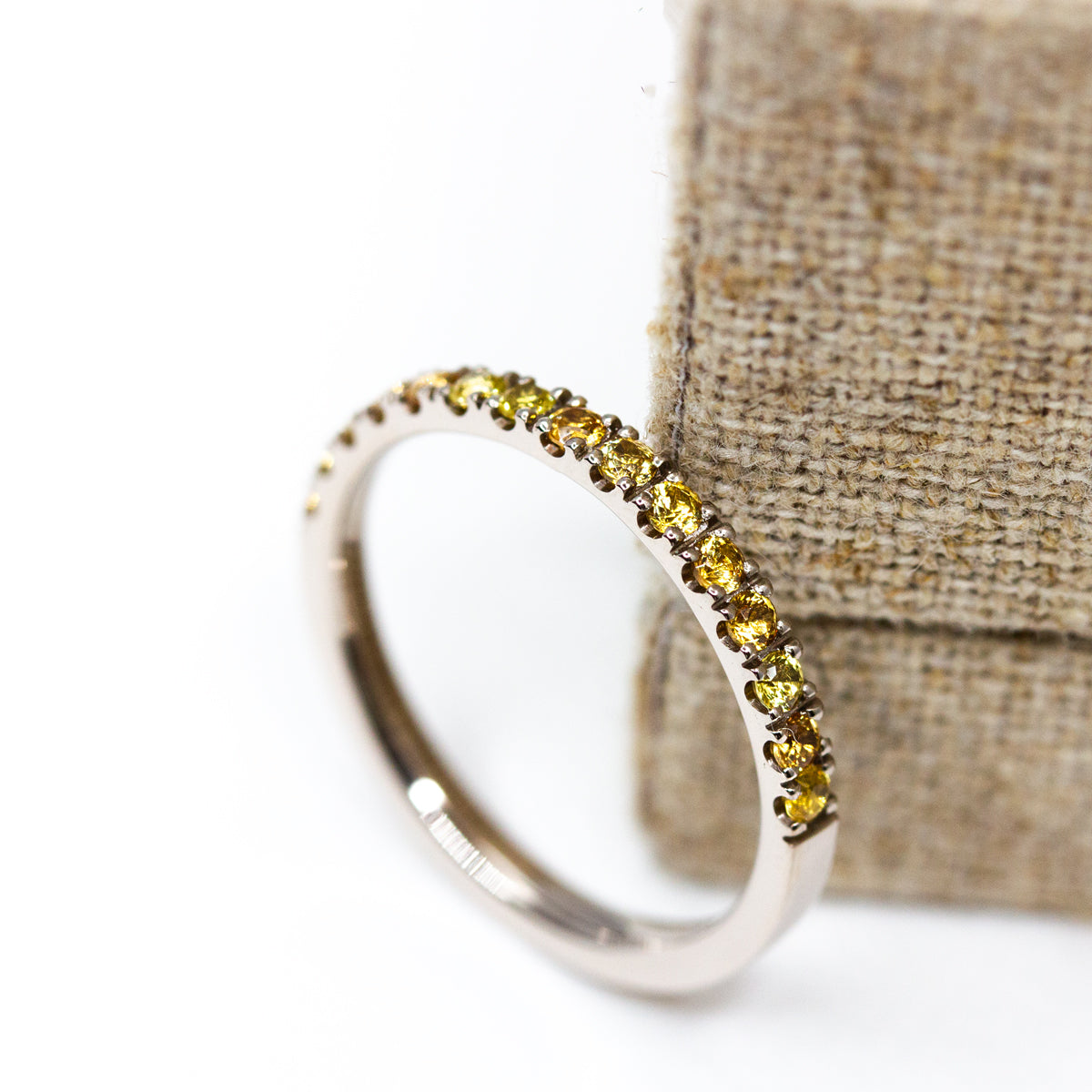 Alliance en or gris Fairmined 18 carats & saphirs jaunes - Pièce unique | Joaillerie éthique