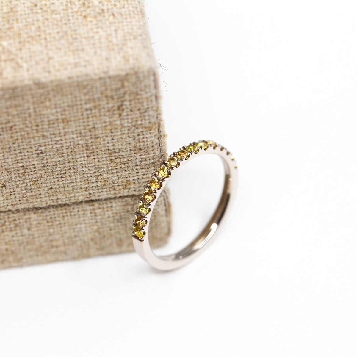 Bague en or gris Fairmined 18 carats & saphirs jaunes - Pièce unique | Joaillerie éthique artisanale à Paris