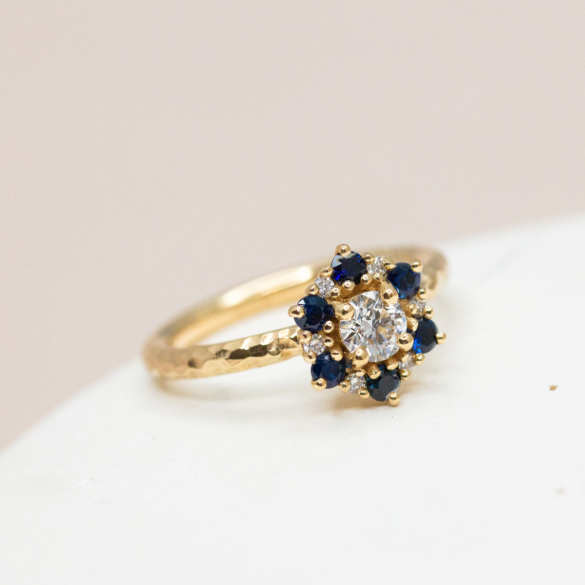 Bague de fiançailles Marguerite en saphirs bleus, diamants et or jaune éthique 18 carats Fairmined | Joaillerie éthique