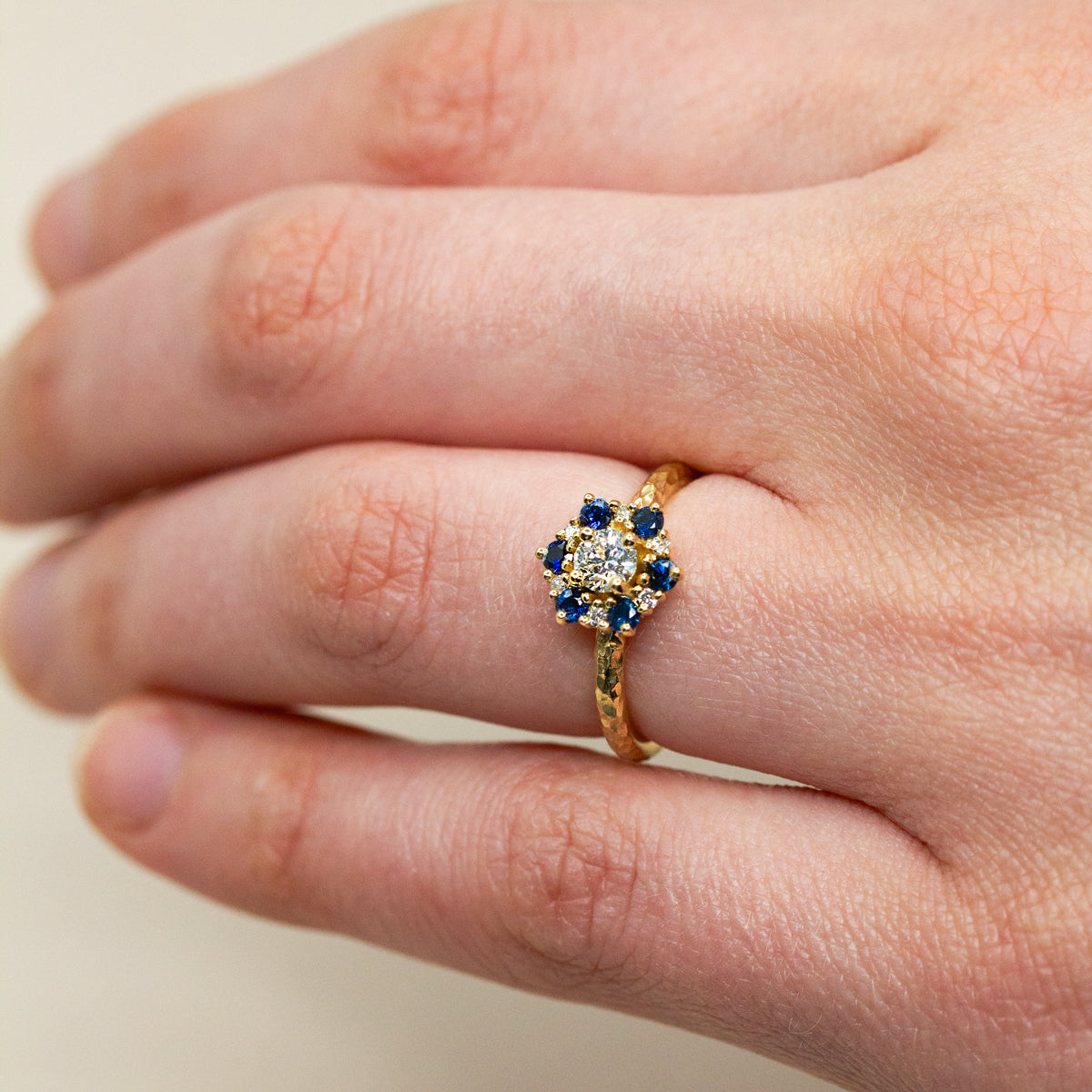 Bague de fiançailles Marguerite en saphirs bleus, diamants et or jaune éthique 18 carats Fairmined | Joaillerie éthique