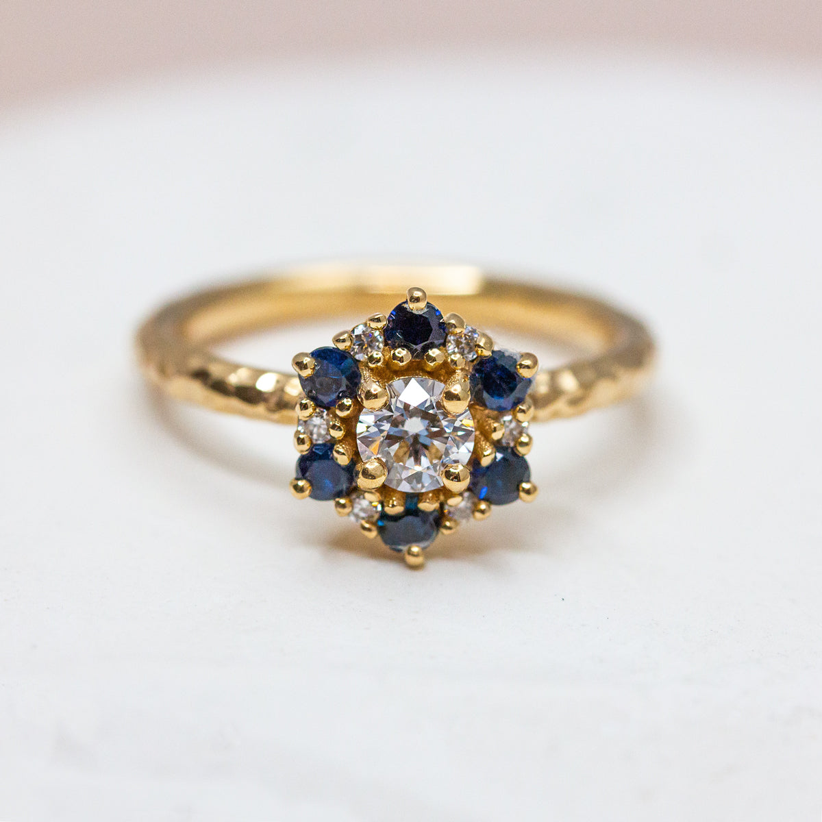 Bague de fiançailles Marguerite en saphirs bleus, diamants et or jaune éthique 18 carats Fairmined | Joaillerie éthique