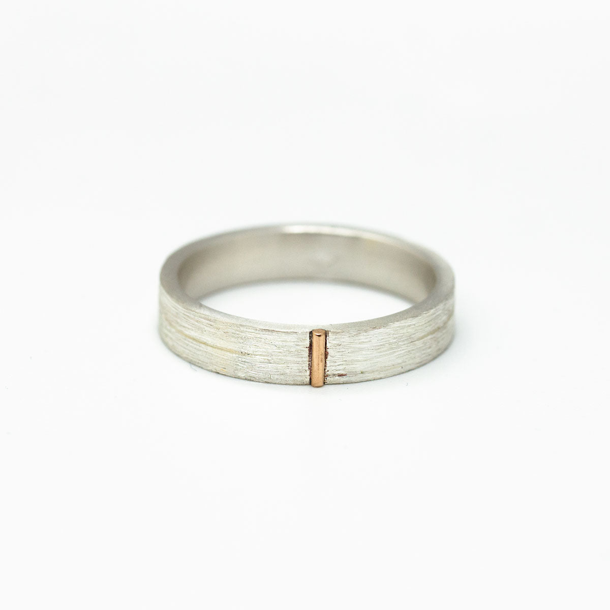 Pièce Unique - Bague de mariage réalisée en argent orné d'un trait d'or rouge 18 carats recyclé réalisée à la main dans notre atelier parisien.