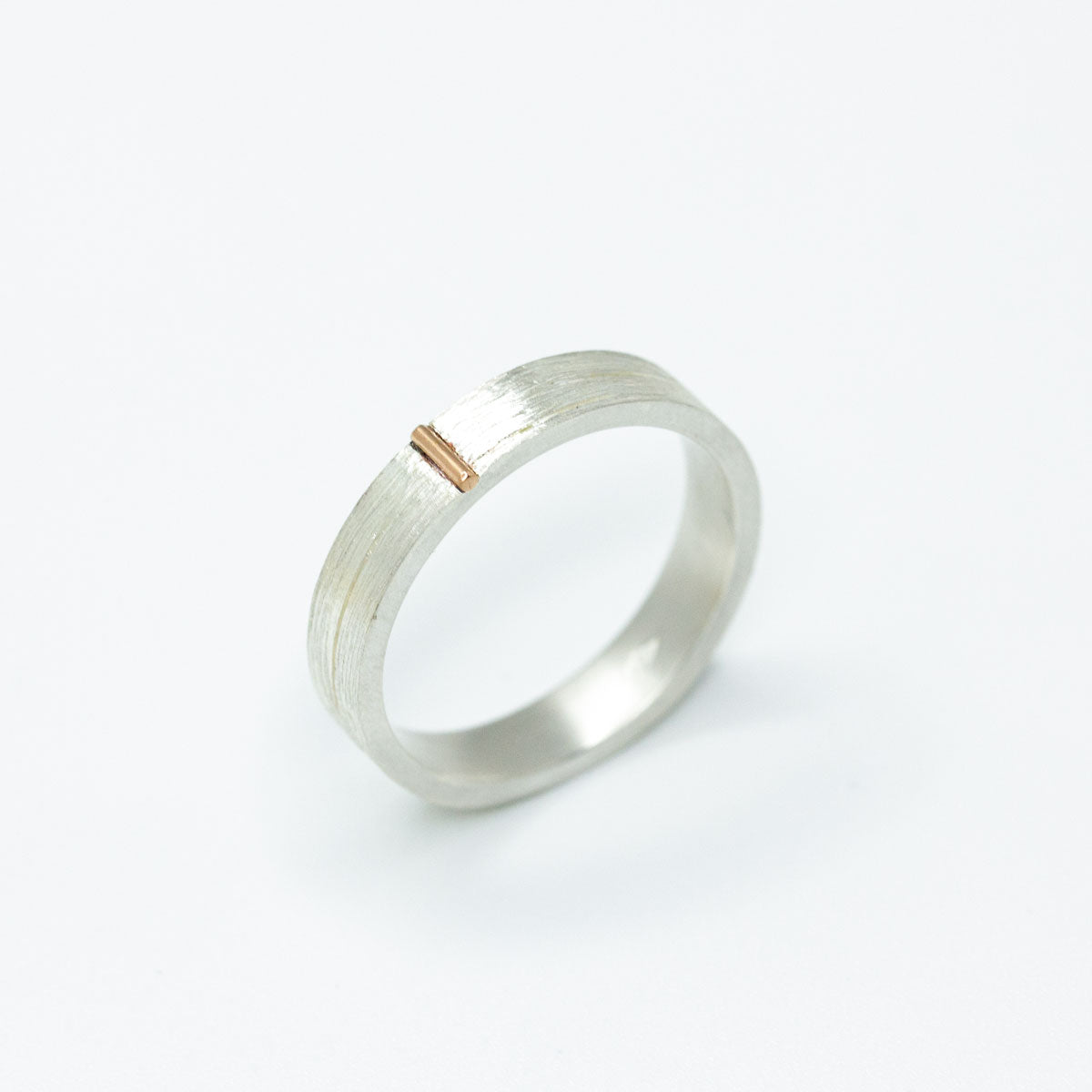 Pièce Unique - Bague de mariage réalisée en argent orné d'un trait d'or rouge 18 carats recyclé réalisée à la main dans notre atelier parisien.