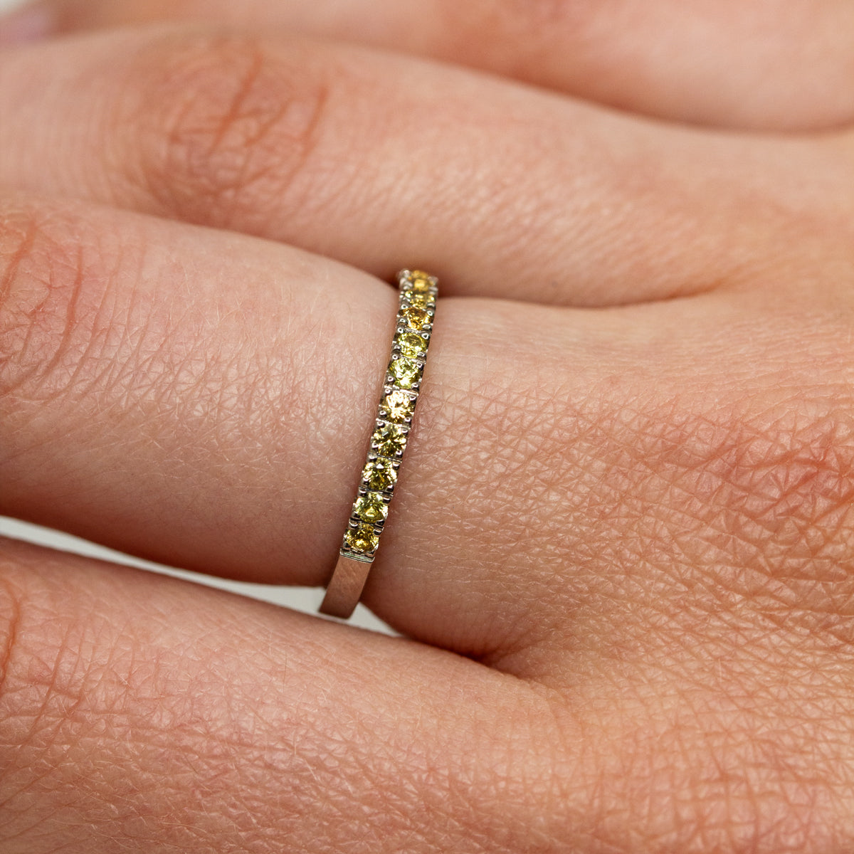 Bague en or gris Fairmined 18 carats & saphirs jaunes - Pièce unique | Joaillerie éthique