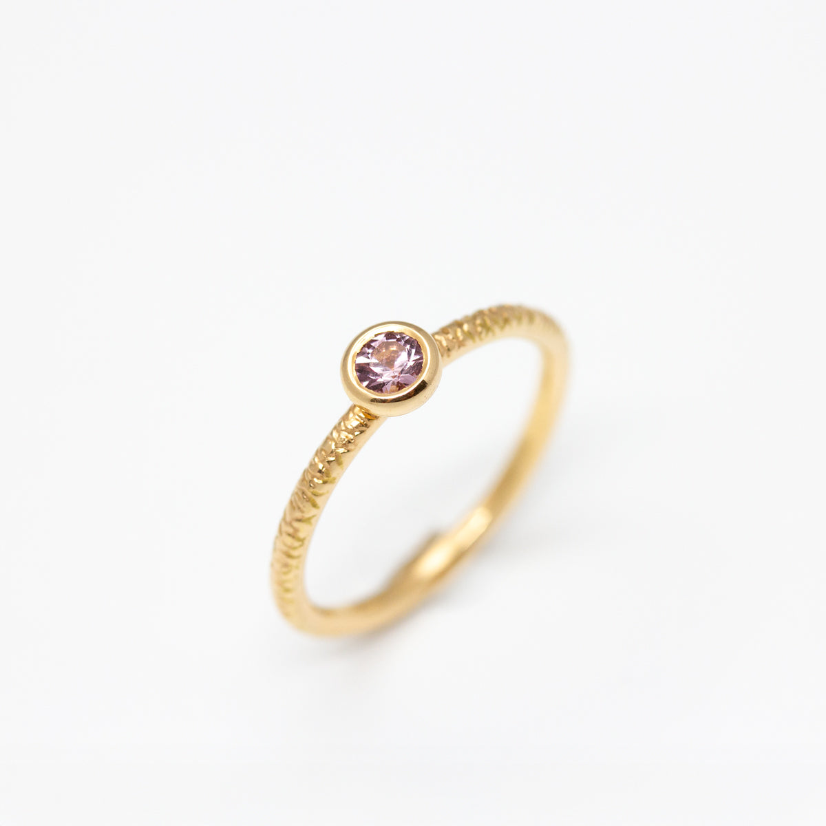 Pièce unique - Bague solitaire avec grenat rose clair en or rose-champagne 18 carats équitable. Joaillerie éthique et artisanale créée à Paris