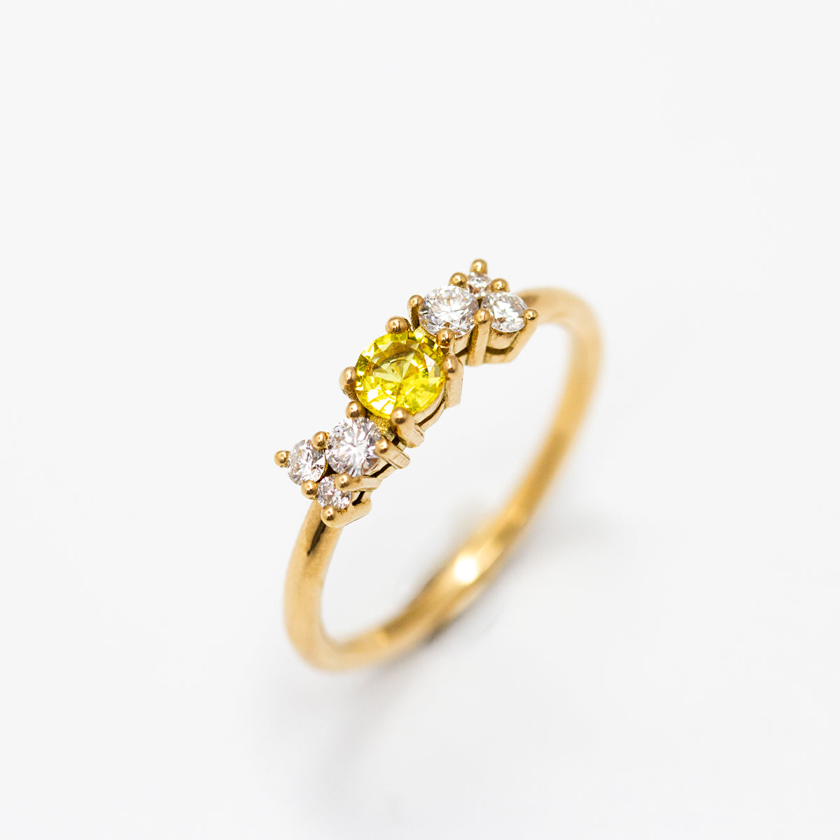 Bague de promesse ou bague de demande épaulée originale femme avec un saphir central jaune et 6 diamants de synthèse, fabriquée en or jaune recyclé + prime éthique Fairmined dans notre propre atelier parisien