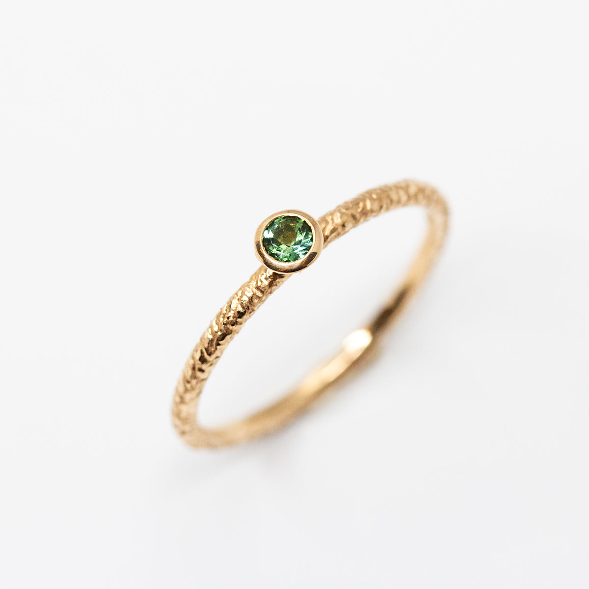 Bague solitaire en or rose-champagne éthique 18 carats et tourmaline verte | Joaillerie artisanale française