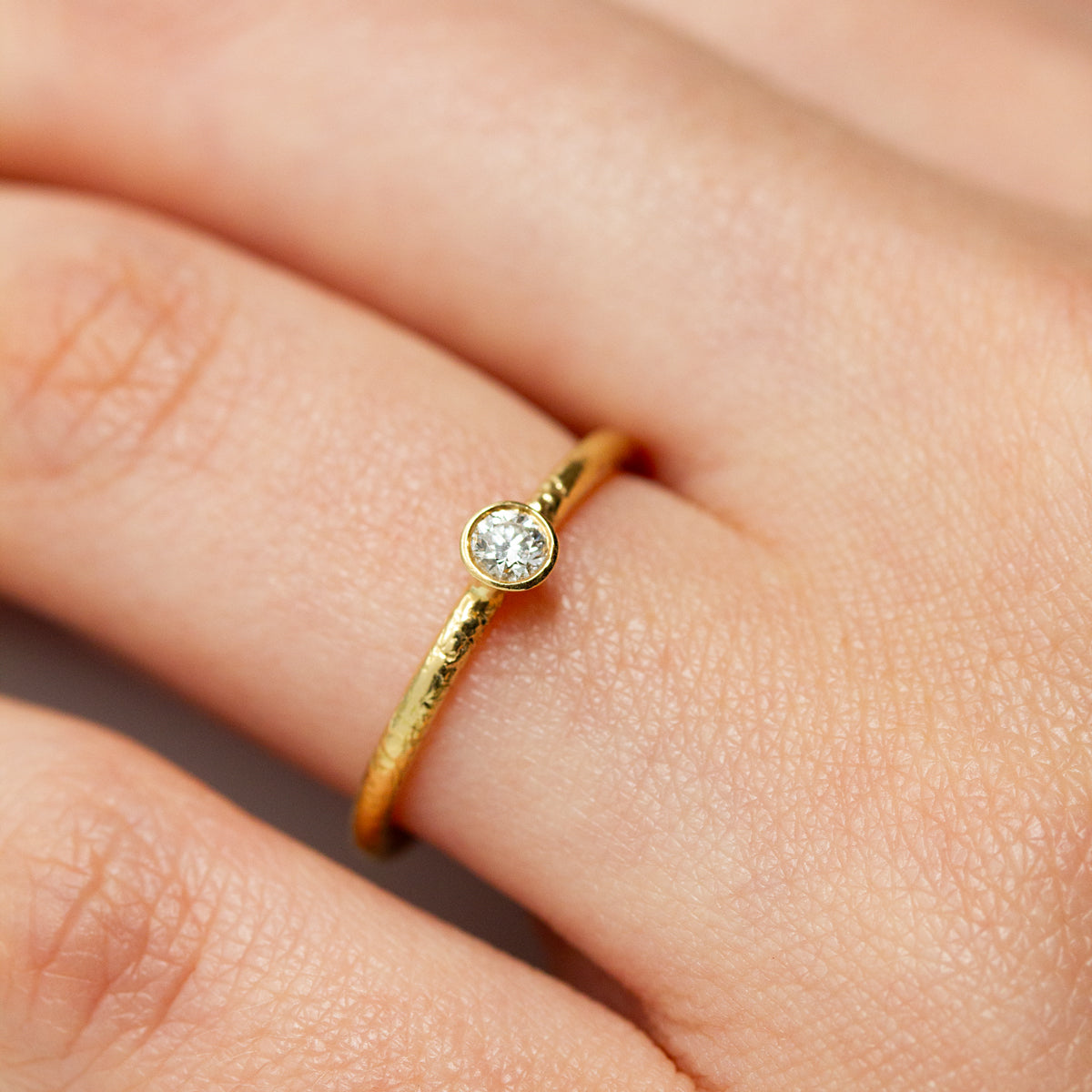 Bague simple originale discrète Pierrette en or jaune 18 carats texturé sertie d'un diamant. Joaillerie éthique française made in Paris