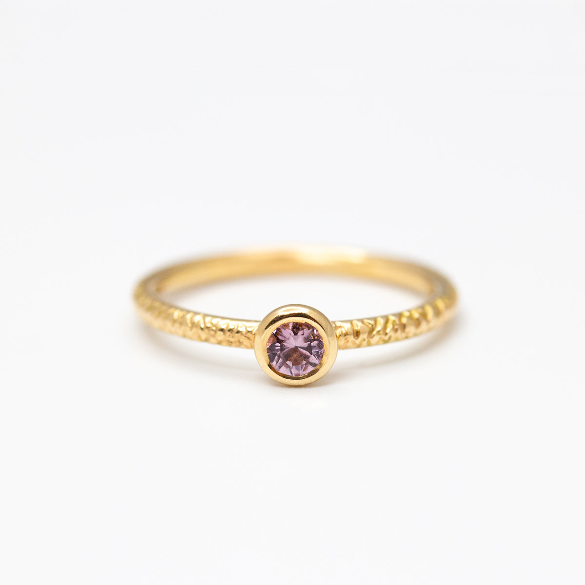 Bague solitaire originale avec anneau texturé et grenat lychee en or rose-champagne 18 carats. Joaillerie éthique & artisanale made in Paris