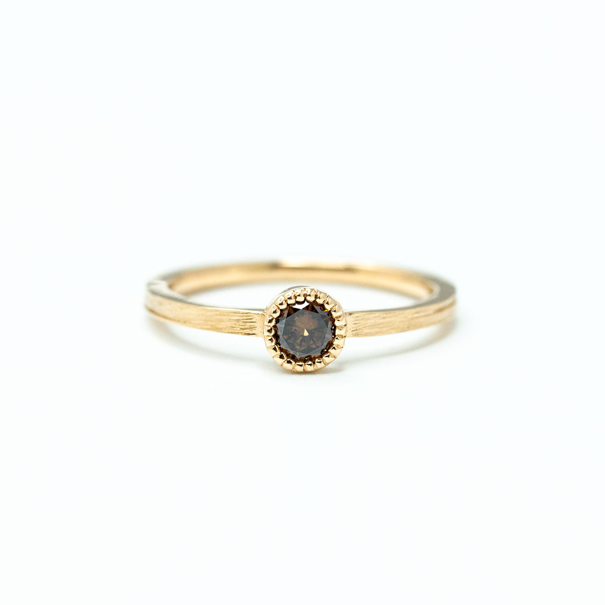Pièce unique - Bague solitaire Madeleine serti millegrain sertie d'un diamant brun de synthèse, réalisée en or recyclé 750/1000 artisanalement dans notre atelier de joaillerie. Joaillerie responsable