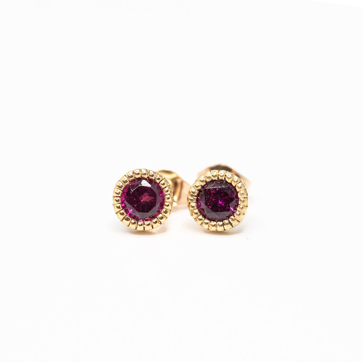 Boucles d'oreille Madeleine en or éthique et grenats violets | Joaillerie éthique française