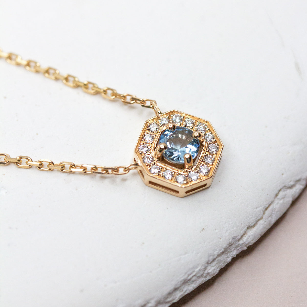 Collier Léone pavée d'aigue-marine et diamants en or jaune éthique 18 carats | Joaillerie artisanale made in France
