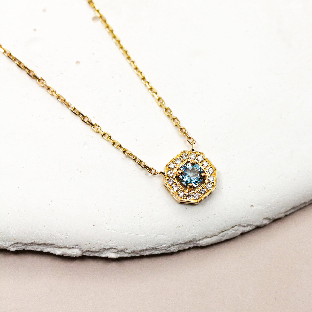 Collier Léone pavée d'aigue-marine et diamants en or jaune éthique 18 carats | Joaillerie artisanale made in France