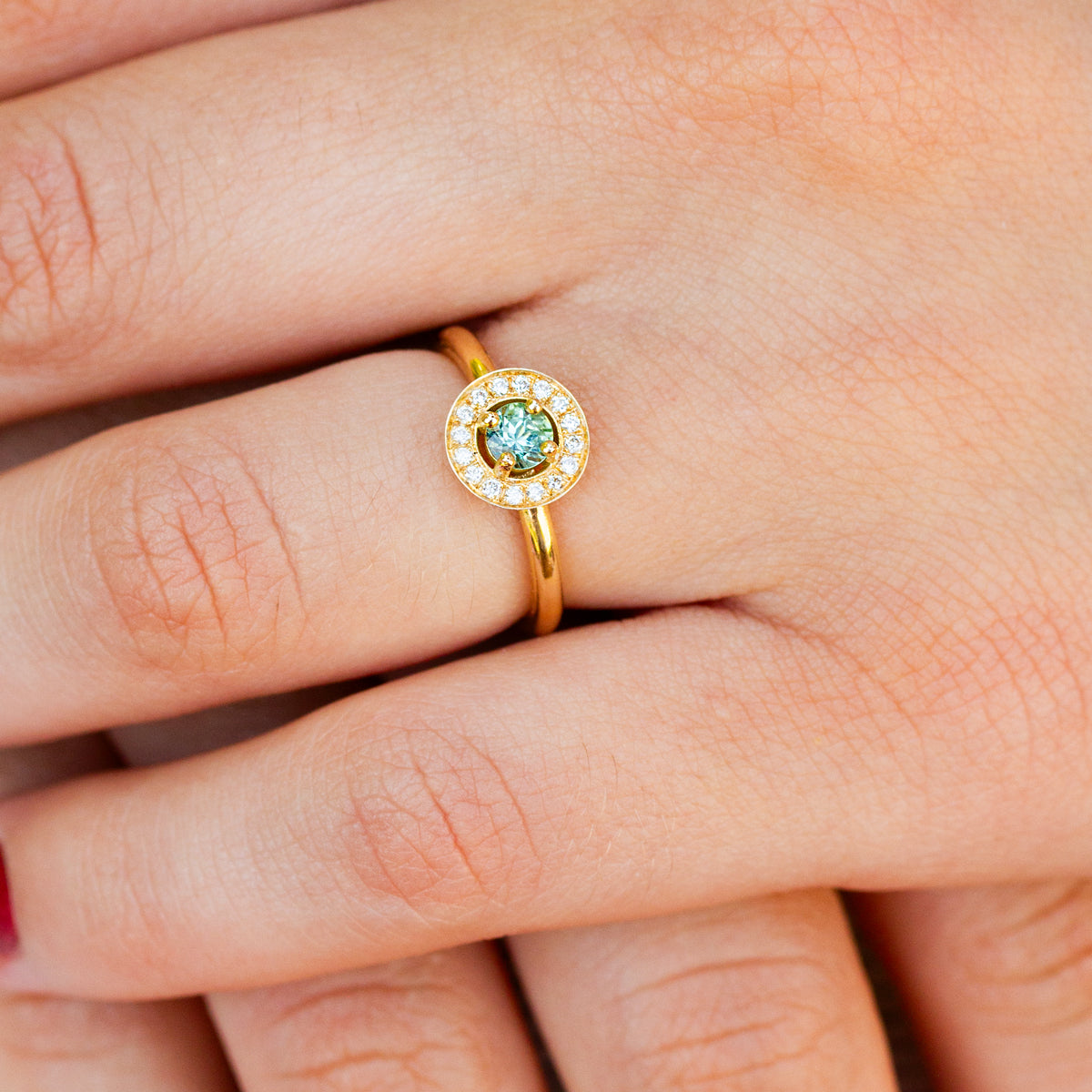 Bague de fiançailles en or Fairmined 18 carats, sertie d'une tourmaline bleue-verte.