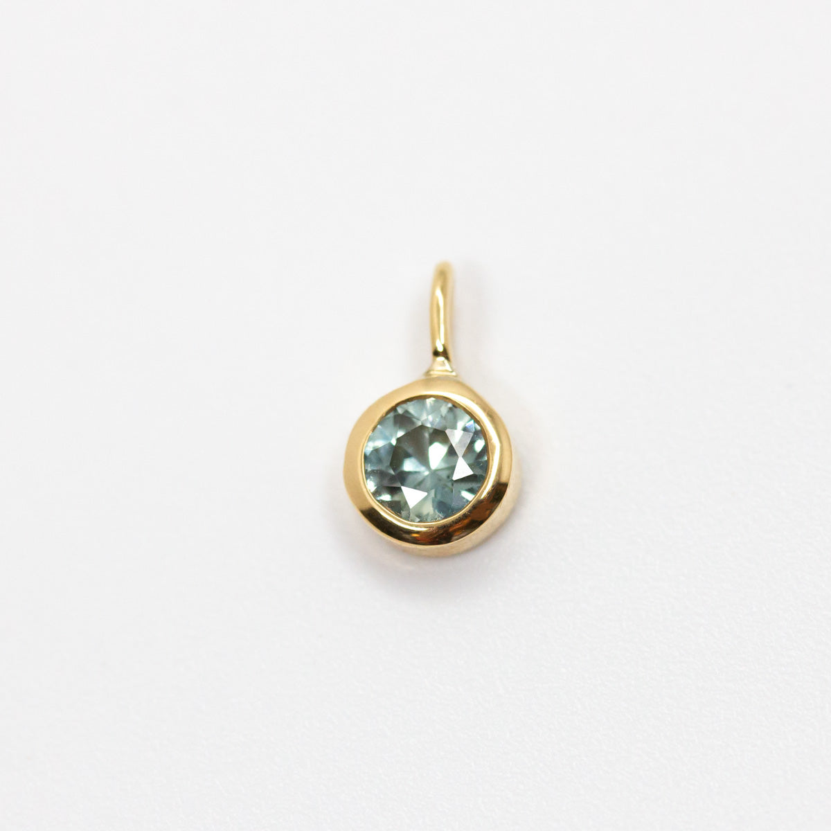 Pendentif Solférine, pièce unique en or jaune Fairmined 18 carats serti d'un saphir vert clair, joaillerie éthique fabriquée à la main à Paris