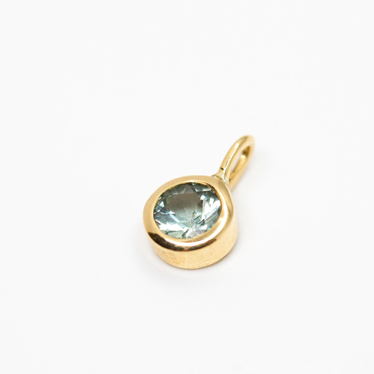 Pendentif Solférine, bijou unique en or jaune Fairmined 18 carats serti d'un saphir vert pâle, joaillerie éthique fabriquée à la main à Paris