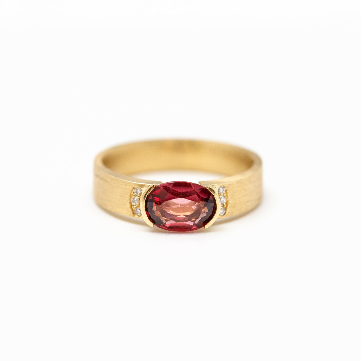 Pièce unique - Bague épaulée - grenat rouge et diamants